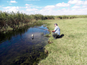 Отбор проб на реке Калаус, осуществляет главный агрохимик Давыскиба А.А.