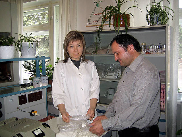 Главный агрохимик отдела применения удобрений Давыдов В.Е. сдаёт образцы удобрений на анализ в аналитический отдел