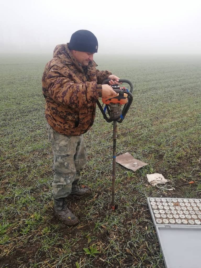 Главный агрохимик Давыдов В.Е. проводит отбор почвенных образцов бензобуром в метровом слое почвы