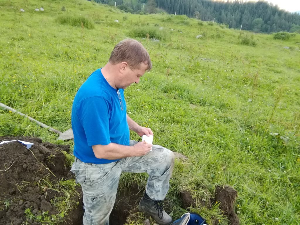 Фото. Главный почвовед Чернов В.А. проводит отбор проб почвы на объекте