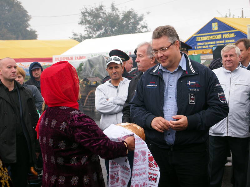 Нефтекумский район встречает губернатора Владимирова Владимира хлебом и солью