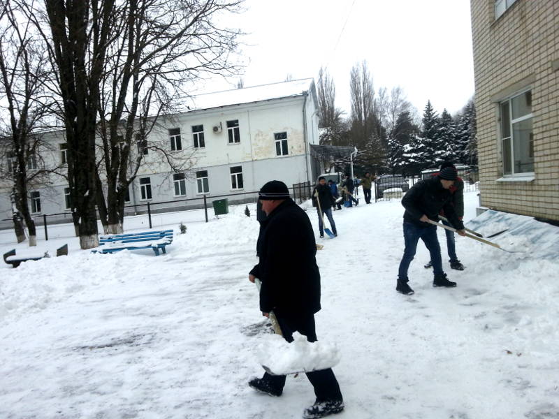 Уборка снега на территории агрохимцентра "Ставропольский"