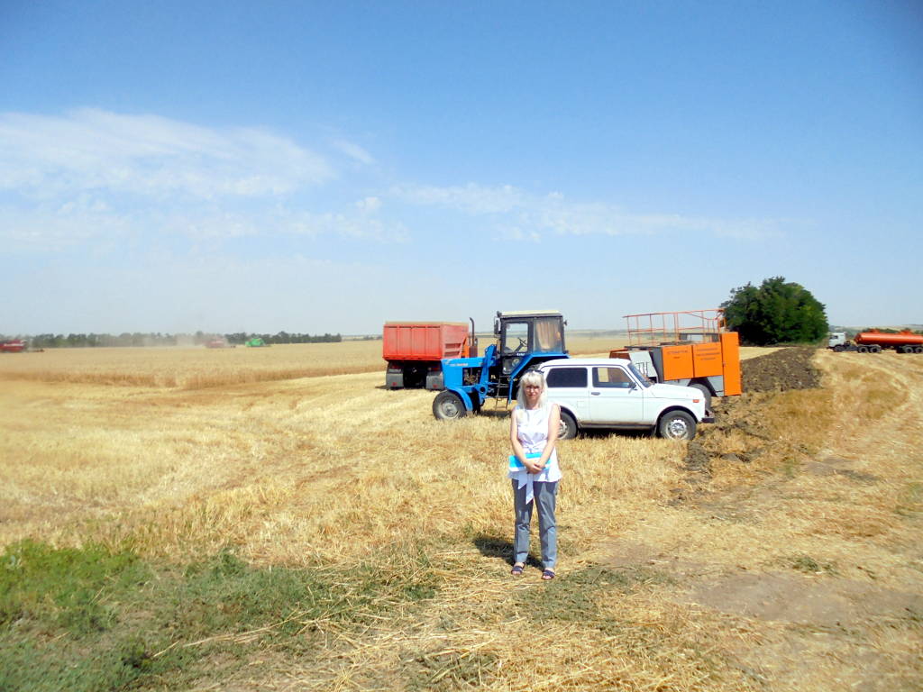 Сорокина С.А. возле уборочной бригады агрохолдинга "Красногвардейский"