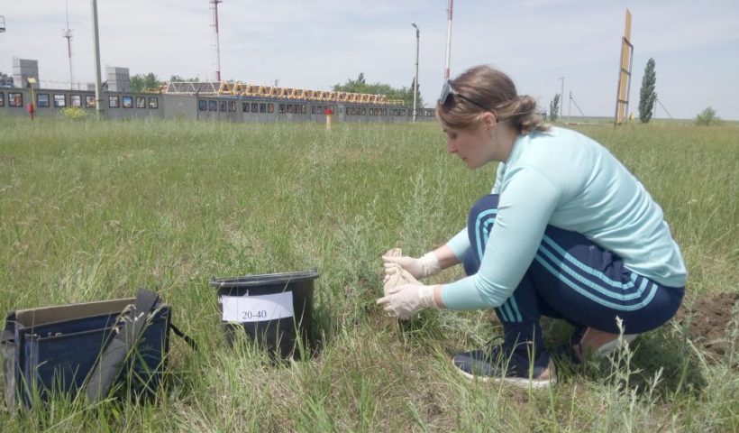 Отбор почвенных объединённых проб на объекте осуществляет ведущий агрохимик Наталья Махалина