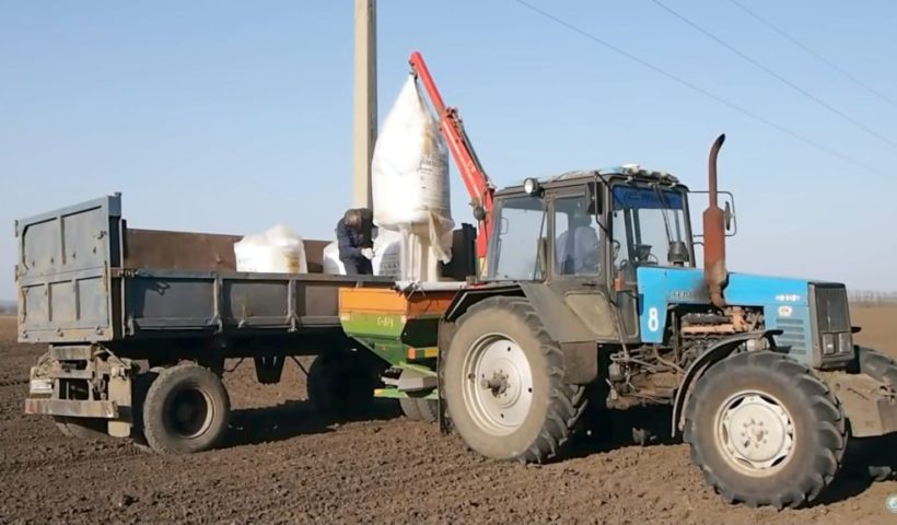 Использование минеральных удобрений в 1-ом полугодии 2020 года в Ставропольском крае. Архивное фото
