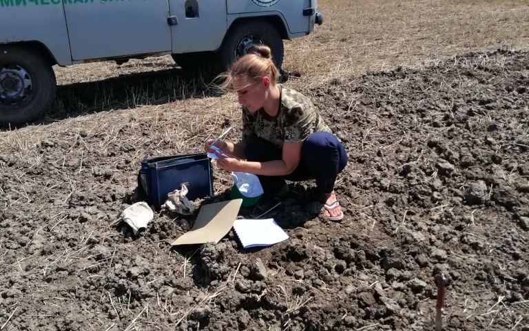 Ведущий агрохимик Наталья Махалина проводит описание почвенного профиля и отбор проб почвы