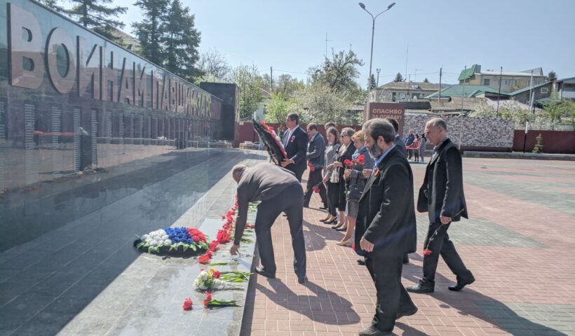 Возложение цветов на Мемориале Вечной памяти павшим в годы 1941-1945 гг