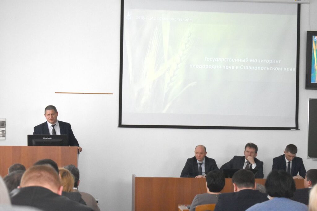 Руководитель агрохимцентра "Ставропольский" Егоров В.П. выступает с докладом
